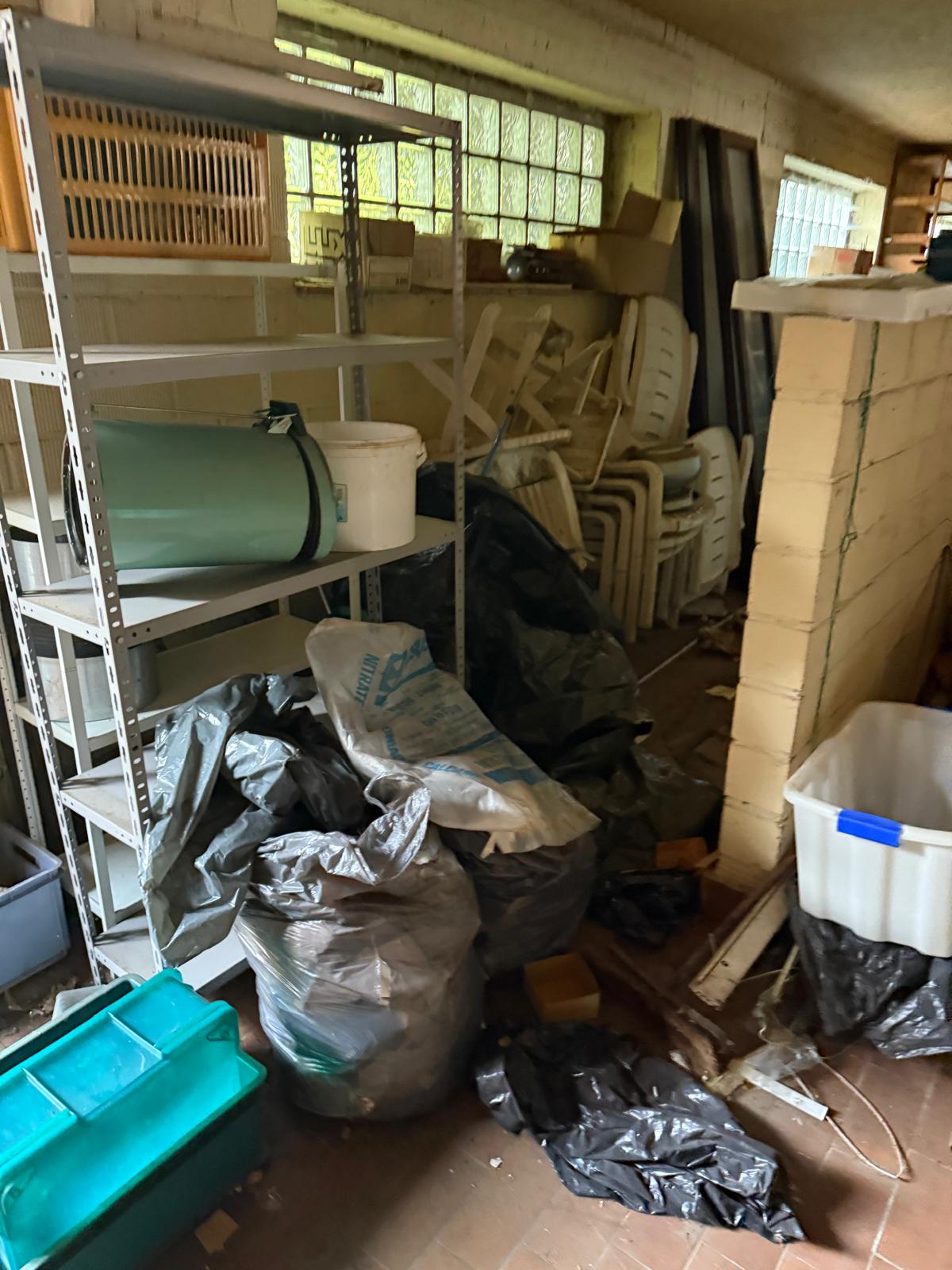 Complete antieke woonkamer inboedel met waardevolle meubels en decoraties opgekocht Laarne